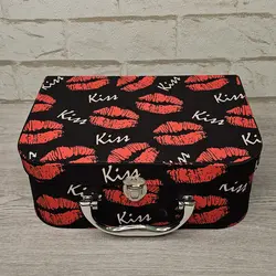 جعبه هدیه مدل چمدانی طرح KISS - طراحی بسته بندی | باکس جواهرات