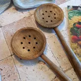 کفگیر پلویی چوبی دست ساز بارلی مدل آبادیس 27 سانتی چوب گردو کد bar0009 (1عدد)