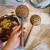 کفگیر پلویی چوبی دست ساز بارلی مدل آبادیس 27 سانتی چوب گردو کد bar0009 (1عدد)