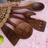 ست کفگیر ملاقه چوبی دستساز بارلی ویژه جهیزیه عروس 5 تکه کاوردار چوب گردو 25 سانتی کد bar0027