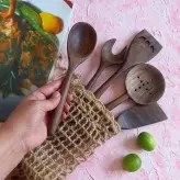 ست کفگیر ملاقه چوبی دستساز بارلی ویژه جهیزیه عروس 5 تکه کاوردار چوب گردو 25 سانتی کد bar0027