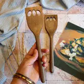 کفگیر برگردان تفت زن چوبی دستساز بارلی مدل کارن 25 سانتی چوب گردو کد bar0091