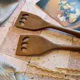 کفگیر برگردان تفت زن چوبی دستساز بارلی مدل کارن 25 سانتی چوب گردو کد bar0091