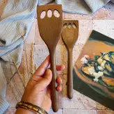 کفگیر برگردان تفت زن چوبی دستساز بارلی مدل کارن 25 سانتی چوب گردو کد bar0091