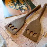 کفگیر برگردان تفت زن چوبی دستساز بارلی مدل کارن 25 سانتی چوب گردو کد bar0091