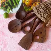 ست کفگیر ملاقه چوبی دستساز بارلی ست 5 تکه ویژه جهیزیه عروس کاوردار چوب گردو 25 سانتی کد bar0028
