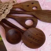 ست کفگیر ملاقه چوبی دستساز بارلی ست 5 تکه ویژه جهیزیه عروس کاوردار چوب گردو 25 سانتی کد bar0028
