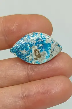 سنگ فیروزه خاص و جذاب نیشابوری، رنگ کمیاب و چشم نواز آبی محک، تراش خاص به شکل چشم، جلای سرامیکی و بسیار درخشان، اصیل و زنده با رنگ طبیعی