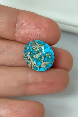 سنگ فیروزه نیشابوری، رنگ بسیار زیبا و کمیاب آبی محک، ذات عالی شجری مغزدار، جلای سرامیکی و بسیار درخشان، تراش بیضی تخت باب رکاب، اصل نیشابور، زنده و طبیعی.