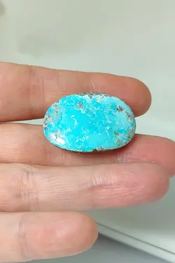 سنگ فیروزه اصیل نیشابوری، رنگ زیبای آبی فیروزه ای، ذات عالی شجری، تراش بیضی درشت و مدالی، جلای سرامیکی و بسیار درخشان، اصل نیشابور، زنده و طبیعی