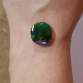 فیروزه اصیل و زیبای نیشابوری، رنگ خاص و جذاب سبز یشمی، جلای فوق العاده زیبا و آینه ای، طبیعی و زنده