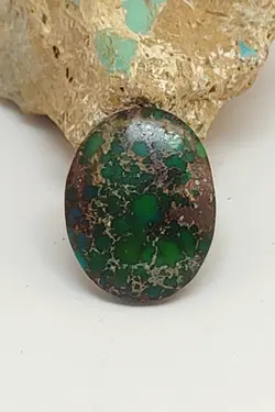 فیروزه شجری زیبا و جذاب، رنگ سبز یشمی پررنگ، جلای فوق العاده عالی و درخشان، تراش بیضی باب رکاب، اصیل و زنده با رنگ طبیعی