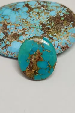 فیروزه بسیار زیبا و درجه یک نیشابوری، ذات عالی شجری با رگه های طلائی رنگ، رنگ جذاب فیروزه ای سیر، جلای فوق العاده عالی و درخشان، تراش بیضی گرد باب رکاب، مناسب برای انگشتر مردانه، دستبند و مدال، اصیل و زنده با رنگ طبیعی