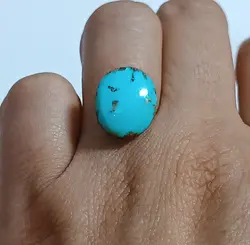 فیروزه نیشابوری، رنگ آبی شاد و زیبا، ذات عالی و پاک، تراش بیضی دامله، جلای عالی و سرامیکی، اصیل، طبیعی و زنده