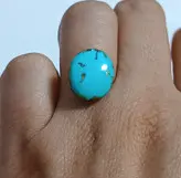 فیروزه نیشابوری، رنگ آبی شاد و زیبا، ذات عالی و پاک، تراش بیضی دامله، جلای عالی و سرامیکی، اصیل، طبیعی و زنده