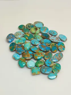 پک فیروزه اصیل و زیبای نیشابوری، بسیار خوشرنگ و خوش نقش و نگار، شجری های درجه یک و چشم نواز، جلای سرامیکی و بسیار درخشان، خوش تراش باب رکاب، سایز ها بین یک سانت تا دو سانت،اصیل و زنده با رنگ طبیعی