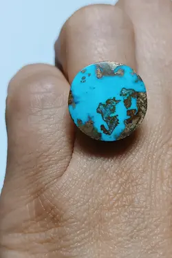 فیروزه بسیار زیبای نیشابوری، رنگ پرطرفدار آبی محک، ذات عالی شجری پریت طلایی، تراش گرد باب رکاب، مناسب برای انگشتر مردانه، دستبند و مدال، اصیل و زنده با رنگ طبیعی