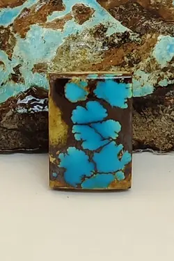 فیروزه خاص و بسیار زیبای نیشابوری، رنگ جذاب و پرطرفدار آبی محک، ذات عالی شجری لانه زنبوری، تراش چهارگوش باب رکاب، بی نظیر در طبع و رنگ، جلای بسیار عالی و درخشان، اصیل و زنده با رنگ طبیعی