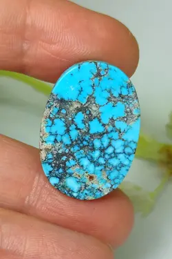 سنگ فیروزه نیشابوری، رنگ زیبا و چشم نواز آبی، ذات عالی شجری با رگه های عنکبوتی، جلای سرامیکی و بسیار درخشان، درشت و مدالی، اصل نیشابور، زنده و طبیعی.