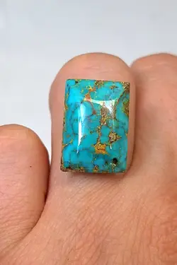 سنگ فیروزه نیشابوری، بسیار خوشرنگ و خوش نقش و نگار، جواهر تراش باب رکاب، با ضمانت اصل نیشابور، زنده و طبیعی.