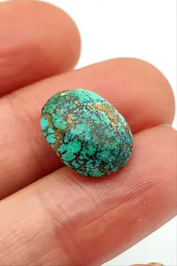 سنگ فیروزه بسیار زیبای نیشابوری، با نقشی خاص و بی نظیر، رنگ زیبای سبز حسینی، ذات عالی شجری با رگه های عنکبوتی سرخ و طلایی، خوش تراش با جلای سرامیکی و بسیار درخشان، با ضمانت اصل نیشابور، زنده و طبیعی.