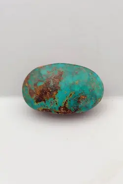 سنگ فیروزه بسیار زیبای نیشابوری، رنگ کمیاب و خاص سبز کله غازی، ذات عالی شجری با رگه های سرخ رنگ ، خوش تراش با جلای آینه ای و فوق العاده درخشان، درشت و مدالی، با ضمانت اصل نیشابور، زنده و طبیعی.