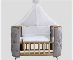 تخت و گهواره کنار مادر الیت همراه تور و لحاف رنگ کرم و طوسی