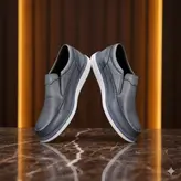 کفش روزمره مردانه چرم طبیعی کد 0014t.k رنگ طوسی