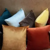 کوسن رنگی زیبا از برند کوسن آذین.آبی آسمونی.قهوه ای.خردلی.شکلاتی.زرشکی.زرد .صورتی ملیح.سبزکله غازی.