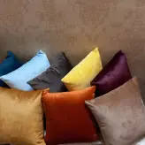 کوسن رنگی زیبا از برند کوسن آذین.آبی آسمونی.قهوه ای.خردلی.شکلاتی.زرشکی.زرد .صورتی ملیح.سبزکله غازی.