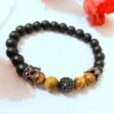 دستبند سنگ چشم ببر و اونیکس گوی و تاج سوارسکی رنگ ثابت اکسسوری دستساز مردانه