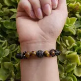 دستبند سنگ چشم ببر و اونیکس گوی و تاج سوارسکی رنگ ثابت اکسسوری دستساز مردانه