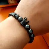 دستبند تمام حدید با تاج سوارسکی دودی اکسسوری دست ساز رنگ ثابت مردانه