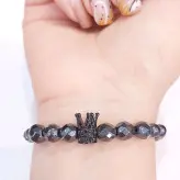 دستبند تمام حدید با تاج سوارسکی دودی اکسسوری دست ساز رنگ ثابت مردانه