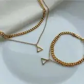 ست گردنبند و دستبند کارتیر و زنجیر دیپلمات و پلاک مثلثی زیورآلات دستساز رنگ ثابت