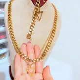 ست گردنبند و دستبند کارتیر و زنجیر دیپلمات و پلاک مثلثی زیورآلات دستساز رنگ ثابت