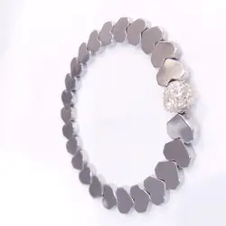 دستبند حدید طرح قلب نقره ای و گوی نگین دار زیورآلات رنگ ثابت دخترانه