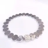 دستبند حدید طرح قلب نقره ای و گوی نگین دار زیورآلات رنگ ثابت دخترانه