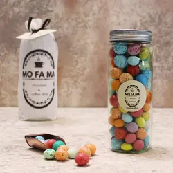 دراژه بلدرچینی رنگی با مغز شکلات و بیسکویت 450 گرمی شیشه ای موفاما