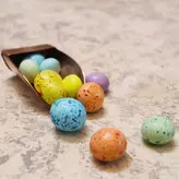 دراژه بلدرچینی رنگی با مغز شکلات و بیسکویت 450 گرمی شیشه ای موفاما