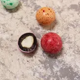 دراژه بلدرچینی رنگی با مغز شکلات و بیسکویت 450 گرمی شیشه ای موفاما