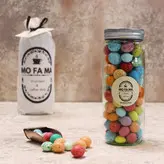 دراژه بلدرچینی رنگی با مغز شکلات و بیسکویت 450 گرمی شیشه ای موفاما