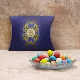 دراژه بلدرچینی رنگی با مغز شکلات و بیسکویت 1 کیلویی جعبه بالشتی با طرح ایرانی موفاما