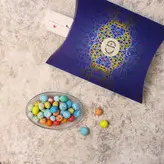 دراژه بلدرچینی رنگی با مغز شکلات و بیسکویت 1 کیلویی جعبه بالشتی با طرح ایرانی موفاما