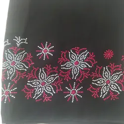 روسری منجوق پرس شده طرح گل در کنار روسری