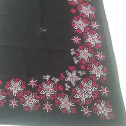 روسری منجوق پرس شده طرح گل در کنار روسری