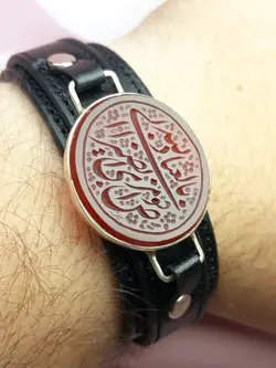 دستبند عقیق سرخ افوض امری الی الله ان الله بصیر بالعباد بند چرمی