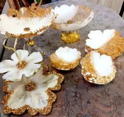 سرویس کامل ظروف رزینی طرح بابونه با ورق طلایی