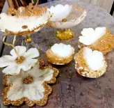 سرویس کامل ظروف رزینی طرح بابونه با ورق طلایی