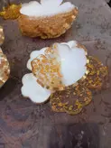 سرویس کامل ظروف رزینی طرح بابونه با ورق طلایی